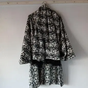 레오파드 무늬 코트 머플러 재패니즈 모던