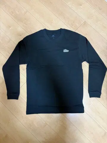 뉴발란스 긴팔 셔츠 블랙 로고 포함