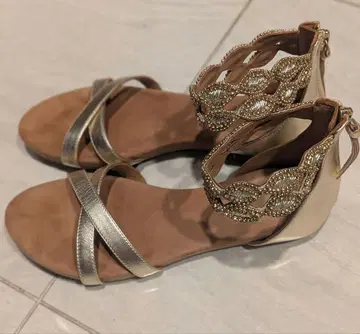 KIWI 비즈 장식 크로스 스트랩 샌들