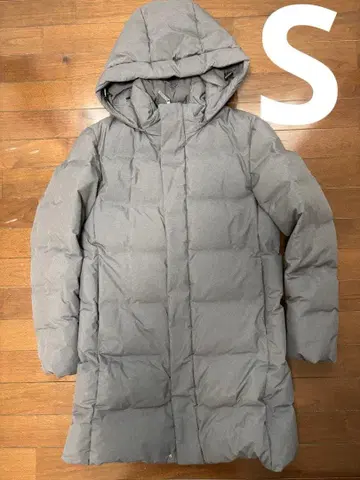 유니클로 심리스 다운 코트 S