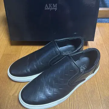 AKM 슬립온 블랙