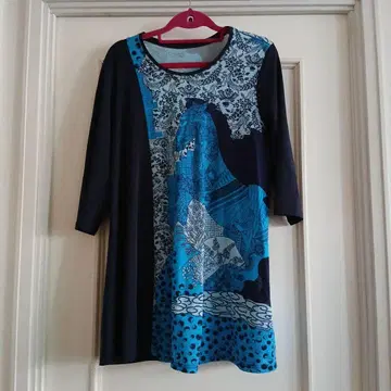 TOPYS 토피즈 파랑과 블랙의 아트 프린트 7부 소매 튜닉 사이즈 40