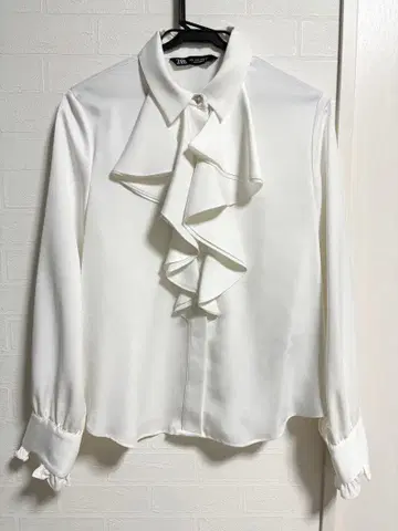 ZARA 프릴 장식 화이트 블라우스