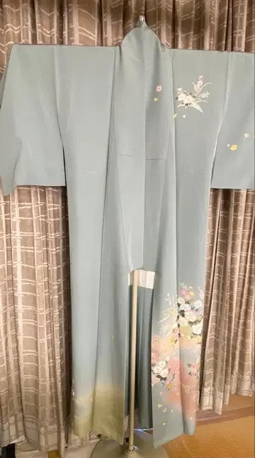 모스그린 바탕에 꽃무늬 자수 호몬기