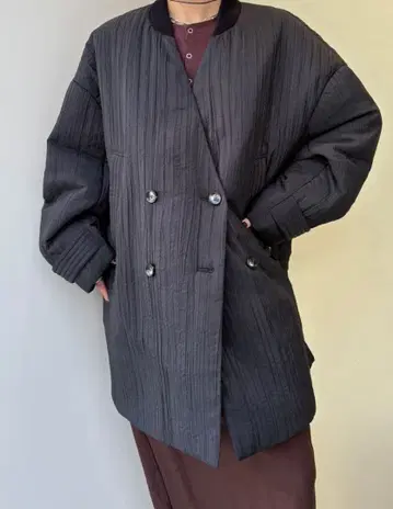 이번 시즌 스터링 루어 Waltz 패디드 숏코트 블랙