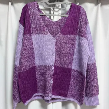 보라색 계열 체크 무늬 V넥 긴팔 니트