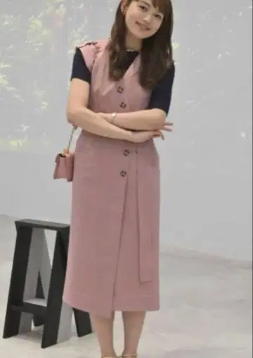 드라마 착용 릴리 브라운 벨트 달린 스티치 원피스 베이지