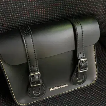 닥터 마틴 블랙 가죽 숄더백