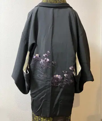 블랙 겉옷 흐르는 물과 꽃 자수 보라색