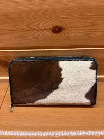 소가죽 털 달린 장지갑 브라운과 화이트 패턴