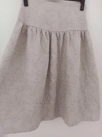 스트로베리 필드 장미꽃 패턴 자수 플레어 스커트 라이트 그레이