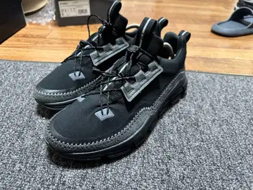 온 클라우드 어웨이 블랙 스니커즈