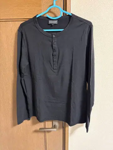 EMPORIO ARMANI 블랙 짧은 기장 긴팔 헨리넥 티셔츠 L
