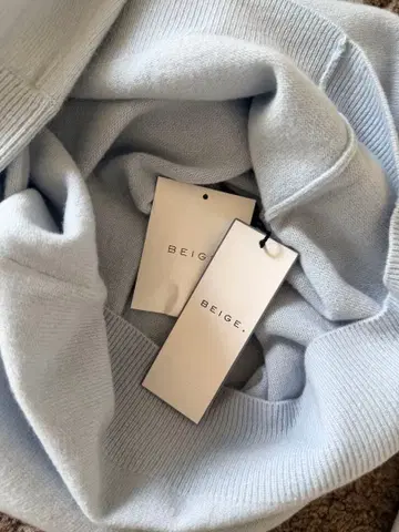 BEIGE. 라이트 블루 터틀넥 니트