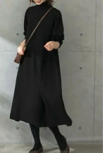 택 포함 새상품 어반리서치 로쏘 WEB 한정판 터틀넥 플레어 원피스 블랙