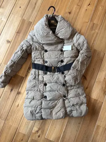 TATRAS 베이지 다운 자켓 벨트 포함