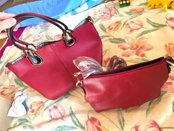 빨간색 핸드백과 파우치 세트