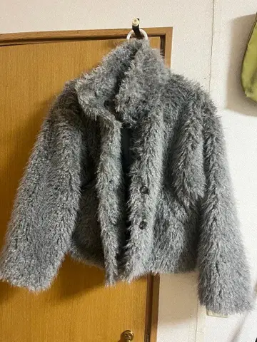 그레이 자켓 전면 버튼 포함