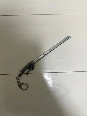 진격의 거인 블레이드형 금속 키링 실버