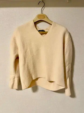 STUNNING LURE V넥 스웨터