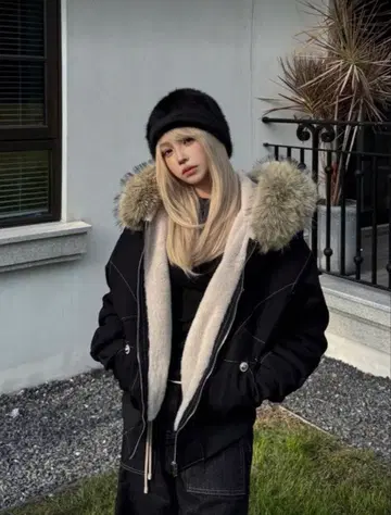 블랙 후드 부착 여성용 다운 자켓 아우터