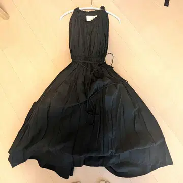 by TANG 블랙 슬리브리스 무릎 기장 원피스