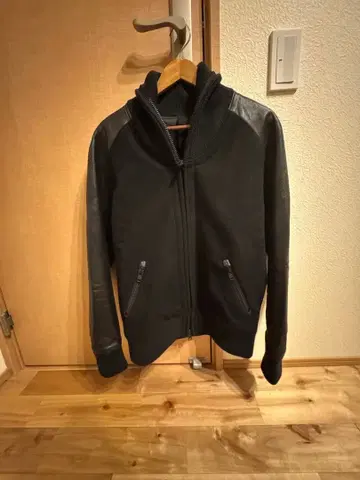 ripvanwinkle 블랙 바시티 자켓 호스 가죽