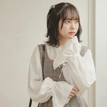 amr. 캔디 플레어 블라우스 화이트