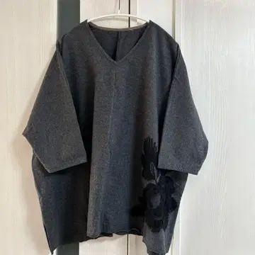 그레이 꽃무늬 자수 T셔츠