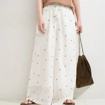 B.C STOCK 손세탁 가능 플라워 자수 개더 팬츠 F