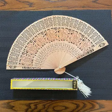 장미 무늬가 있는 대나무 부채와 케이스