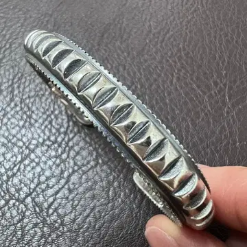 실버 조각 무늬 커프 뱅글