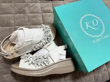 코비 오아시스 천연 가죽 샌들 화이트