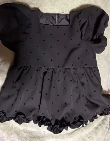 도트 무늬 프릴 달린 반팔 상의 M 사이즈