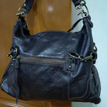 다크 브라운 가죽 숄더백