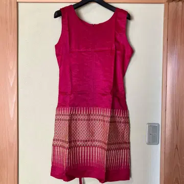 슬리브리스 자수 원피스