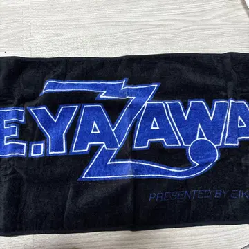 E.YAZAWA 타월 블랙과 파랑 로고