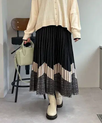 un dix cors 주역급 스커트 라인 플리츠 니트 스커트