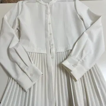 화이트 플리츠 스커트 포함 셔츠