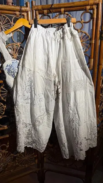 빈티지 레이스 장식 화이트 플레어 스커트