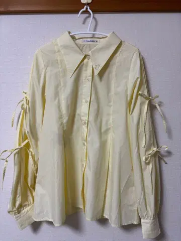 tina jojun 옐로우 컬러 리본 포함 긴팔 셔츠