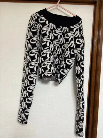 크롭 니트 블랙과 화이트 로고