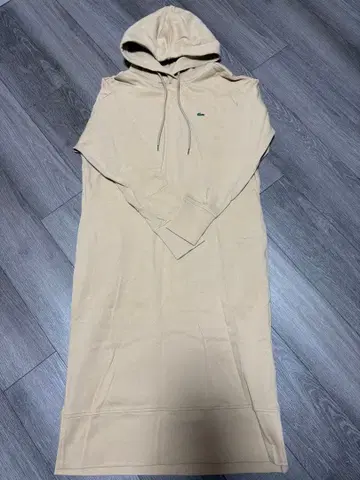 베이지 후드 부착 타이트 스커트