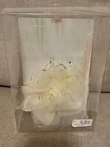 화이트 꽃 머리 장식과 펄 비즈