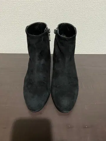 블랙 스웨이드 숏부츠 와이드 힐