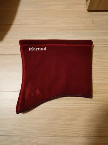 마모트 빨간색 플리스 넥워머