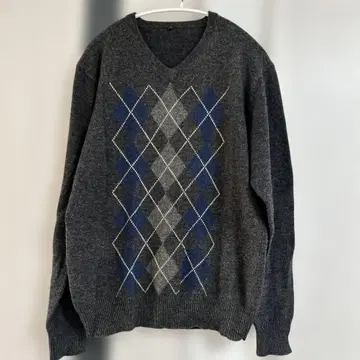 다크 그레이 아가일 V넥 니트