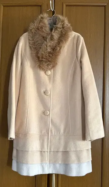 퍼 달린 베이지 플리스 롱 코트