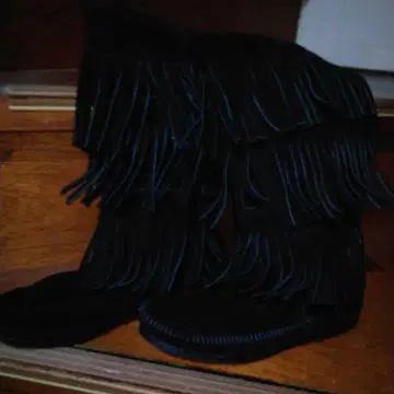 미네통카 프린지 장식 블랙 스웨이드 부츠