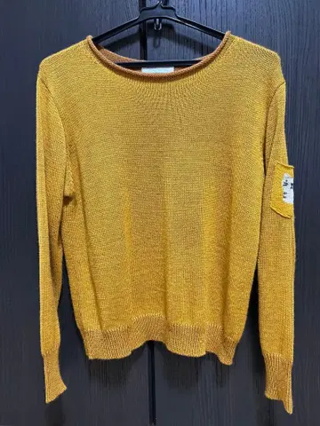 HIKOSEN CARA 머스타드 컬러 고양이 자수 니트 스웨터